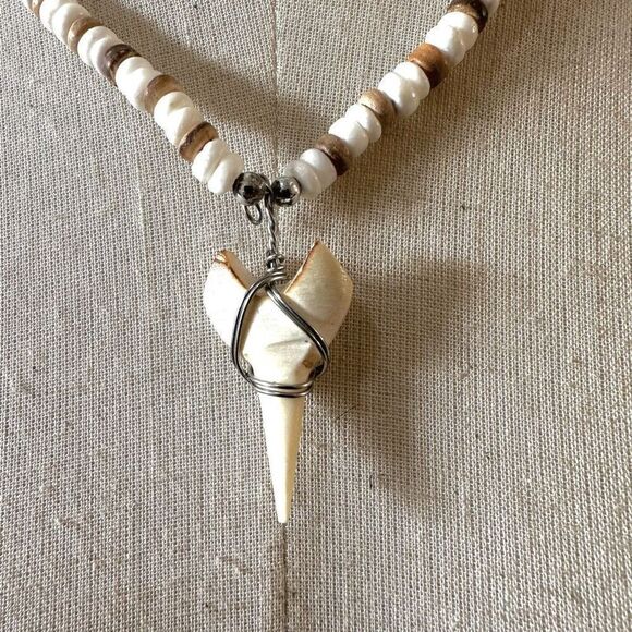 Shark tooth wood and shell beaded necklace - Picture 2 of 8